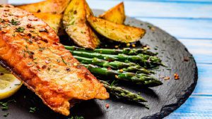 Spargel aus dem Ofen: Lachs mit Spargel und Kartoffeln