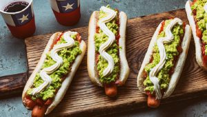Hot Dogs mit Guacamole