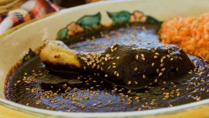 Mexikanisch: Mole Poblano Traditional Mexican Food with Chicken in Mexico