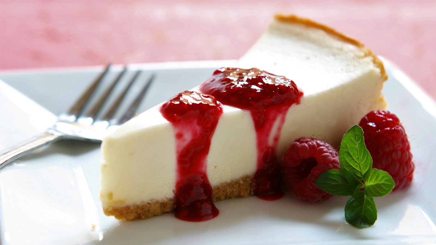 Backen ohne Mehl: White Chocolate Cheesecake auf Teller