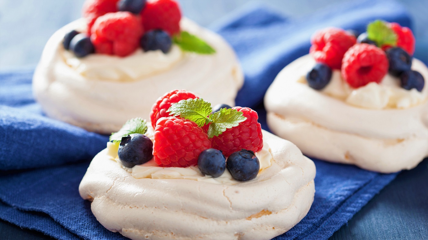 pavlova meringue cake with cream and berry • Koch-Mit