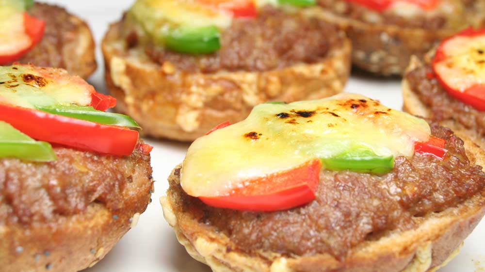 Überbackene Brotscheiben mit Hackfleisch und Cheddar • Koch-Mit