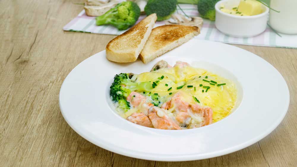 Lachs-Auflauf mit Brokkoli und Champignons