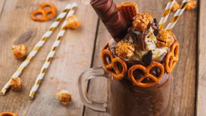 Freakshakes mit Erdnussbutter und Schokolade