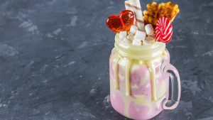 Freakshakes mit Erdbeer und Marschmallows