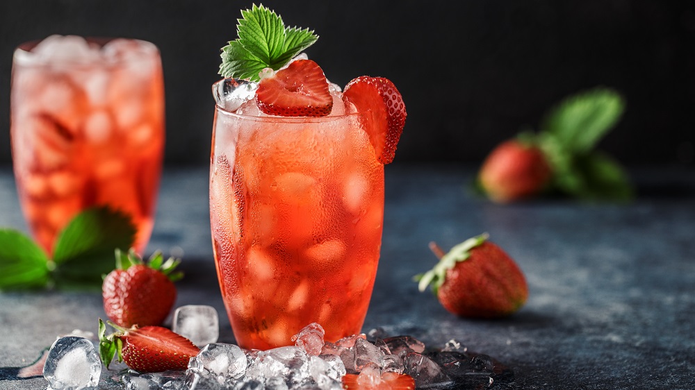 Ein Strawberry Colada mit frischen Erdbeeren in einem Glas.