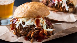 Slow Cooking: Pulled Beef Burger mit Bier