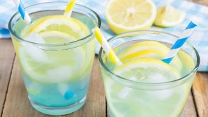 Limonade mit Zitrone in blau
