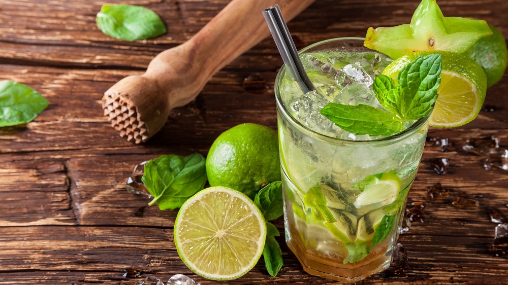 Der Caipirinha in einem Glas mit Limetten.