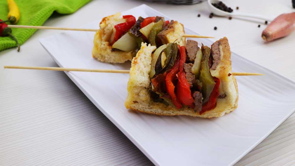 Käse Steak am Spieß mit Brot, Zwiebeln und Paprika • Koch-Mit