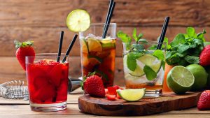 Cocktails und Longdrinks auf Holztisch