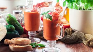 kalte Suppe: Gazpacho mit Schinken im Glas