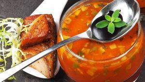kalte Suppe mit gebratenem Lachs