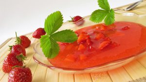 Erdbeer-Kaltschale auf einem Teller