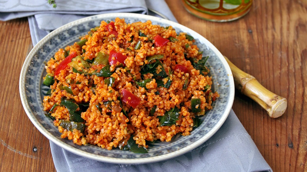 Couscous-Salat mit Tomaten und Lauchzwiebel