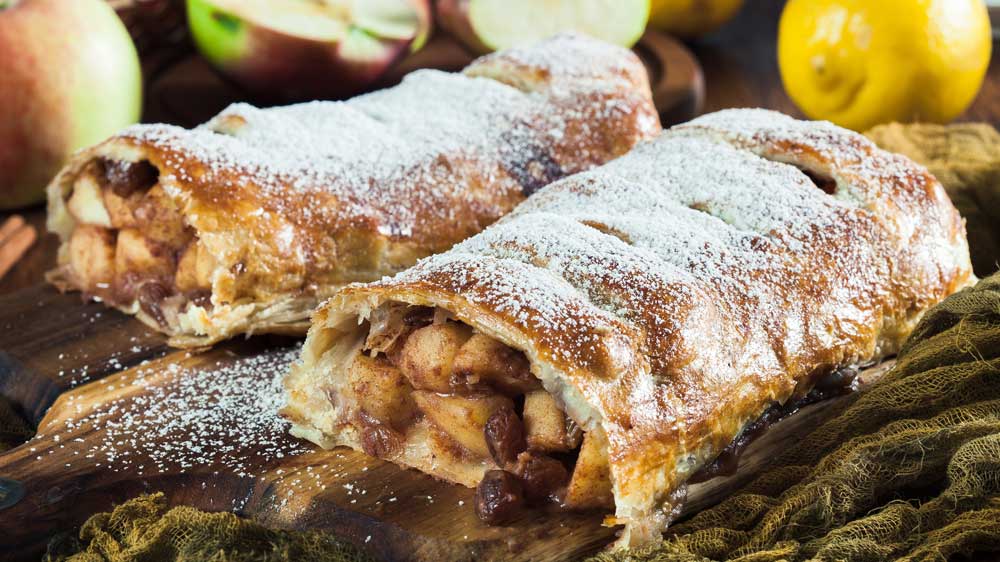 Klassischer Apfelstrudel mit Mandeln und Rosinen • Koch-Mit