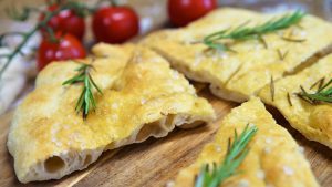 Fertiges Focaccia auf einem Holzbrett