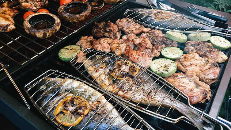 Fisch grillen: Saftige Fischfilets, Doraden und würziges Gemüse auf dem Grill