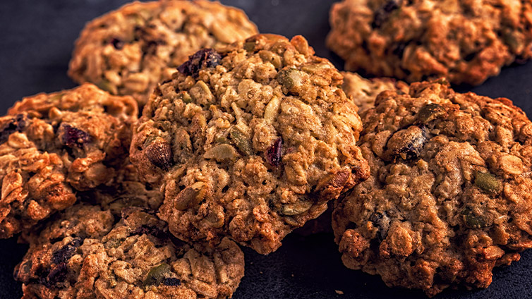 Scones und anderes Gebäck: Vollkorncookies mit Cranberries in Nahaufnahme