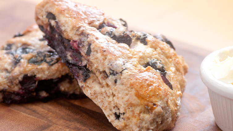 Amerikanische Scones oder Frühstücksecken mit Heidelbeeren