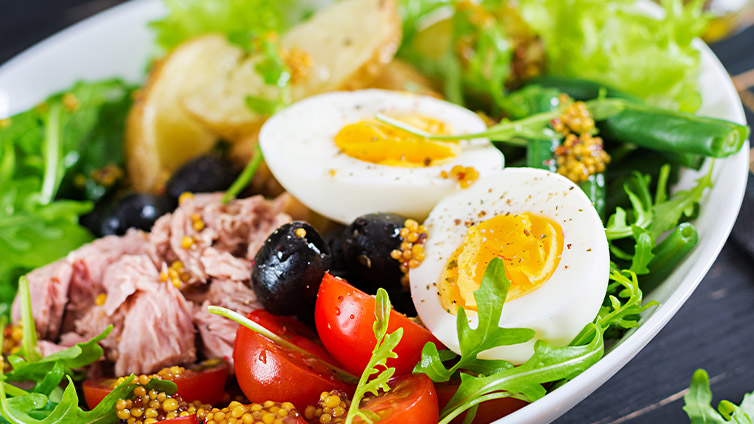 Nizza-Salat in der Nahaufnahme mit frischen Eiern und saftigem Thunfisch