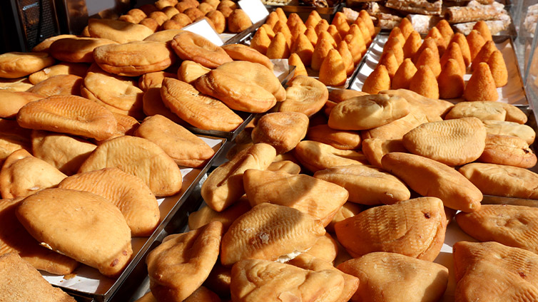 Panzerotti und Arancini in einer Auslage