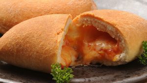Panzerotti gefüllt mit Mozzarella und Tomatensauce