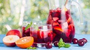 Sangria mit intensivem Rotwein und frischen Früchten