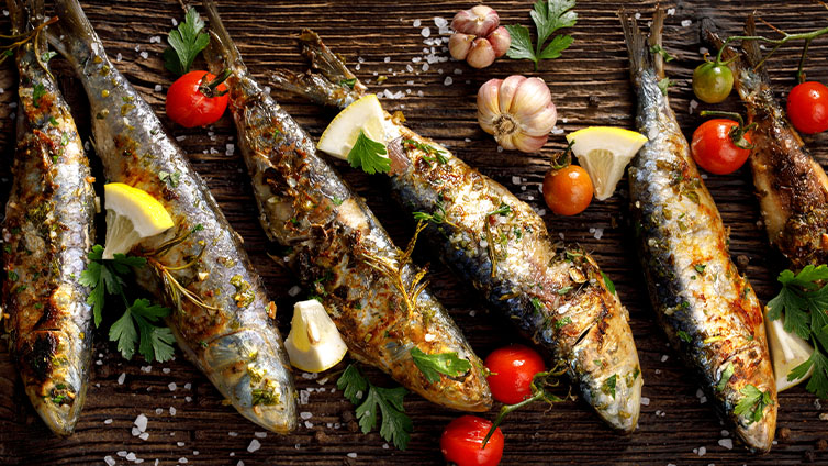 Fisch grillen: kross gegrillte Sardinen mit Gemüse und Zitronen