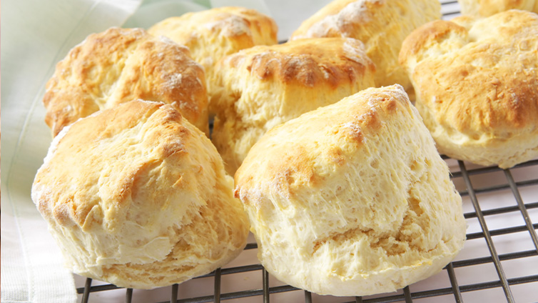 Scones mit Clotted Cream und Erdbeermarmelade • Koch-Mit