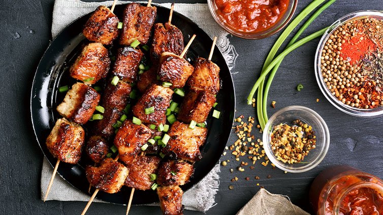 Grillspieße mit leuchtenden Gewürzen