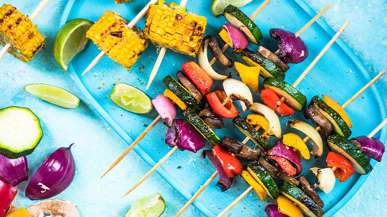 Vegetarische Grillspieße mit buntem Gemüse