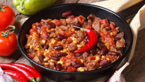 schnelle Gerichte, chili con carne close-up in a frying pan with the ingredients.