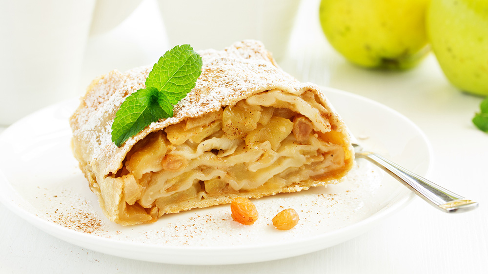 Klassischer Apfelstrudel mit Mandeln und Rosinen • Koch-Mit