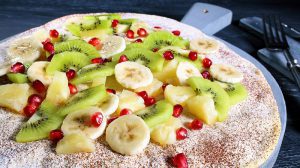 Pizza Dolce mit Banane, Kiwi und Granatapfel