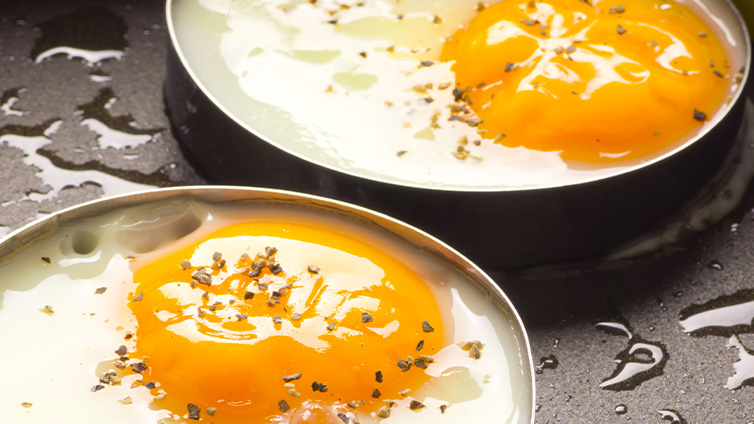 Frühstücksmuffins: mit einem Dessertring lassen sich die Eier perfekt braten