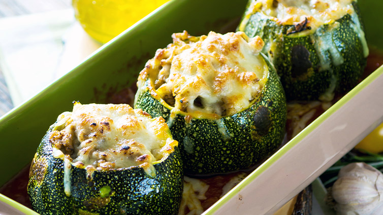 Gefüllte Zucchini mit Käse überbacken