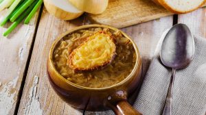 Französische Zwiebelsuppe mit Croutes