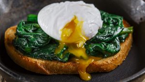 Rezepte für wenig Geld: Spinat und Ei auf Brot
