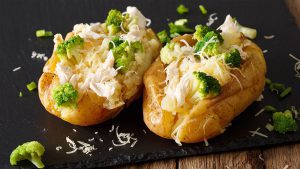 Brokkoli und Hühnchen passen perfekt in die Ofenkartoffel