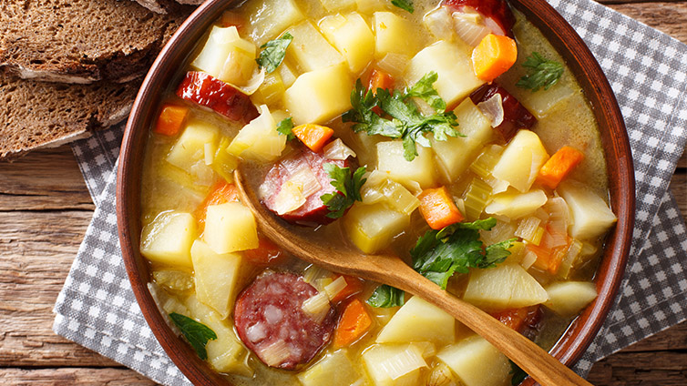 Klassische Kartoffelsuppe mit Wurst