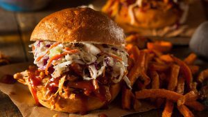 Pulled Chicken Burger mit Pommes