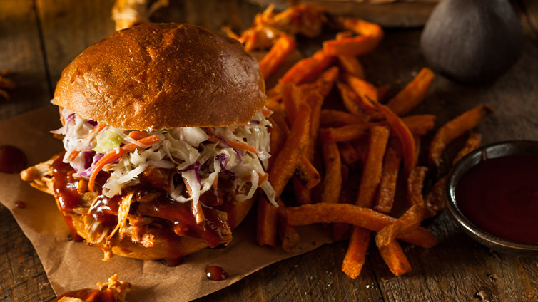 Pulled Chicken mit Coleslaw auf einem Burger