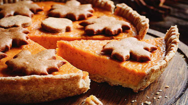 Pumpkin Pie Stück auf Holzbrett