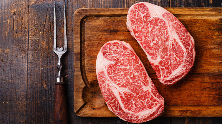 Gewürzmischungen: Steak auf Holzbrett