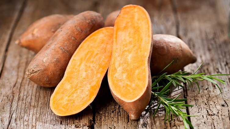 Süßkartoffeln für die Ofenkartoffeln