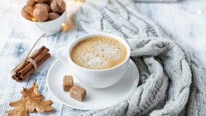 Tasse Winterkaffee mit Dekoration