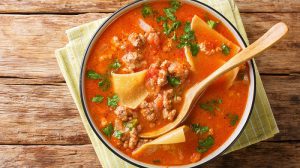 Lasagne-Suppe in einer Schale mit Holzlöffel Topshot