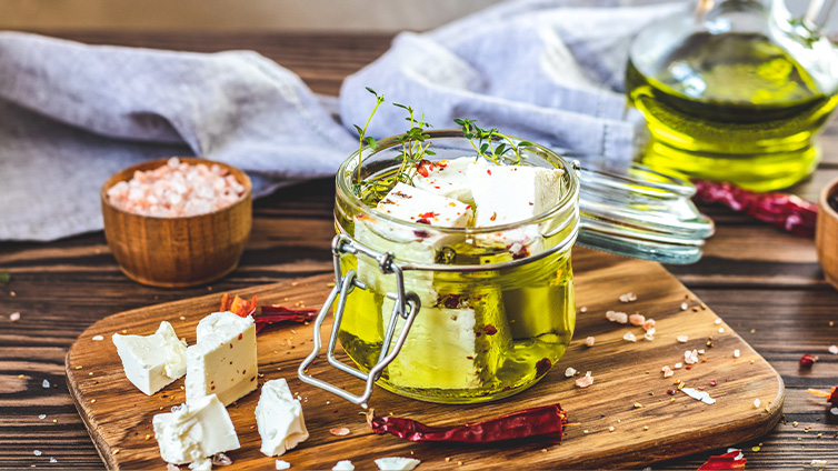 Einmachen: eingelegter Feta in Olivenöl