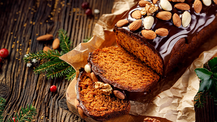 Gewürzkuchen mit Schokoglasur und Nüssen